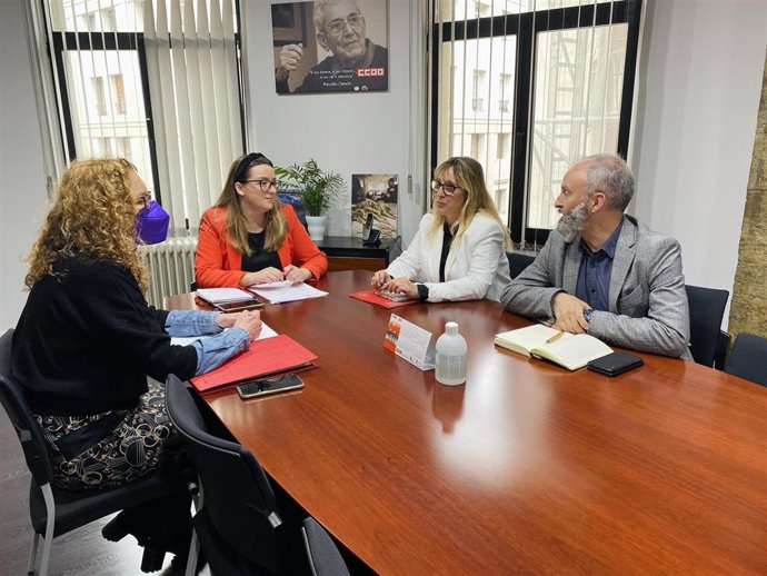 La consejera de Empleo y Políticas Sociales, Eugenia Gómez de Diego, junto a la secretaria general de CCOO, Rosa Mantecón , la secretaria de Empleo de CCOO, Laura Lombilla, y el director general de Trabajo del Gobierno regional, Gustavo García.