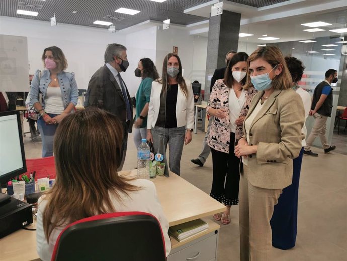 Archivo - La consejera de Empleo, Rocío Blanco, en una imagen de mayo de 2021 en la inauguración de una oficina del SAE en San Fernando (Cádiz).