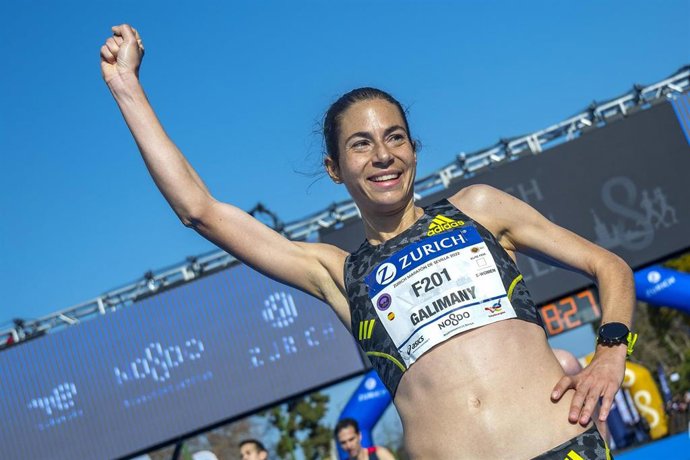 Archivo - Una participante del Maratón de Sevilla, en foto de archivo.