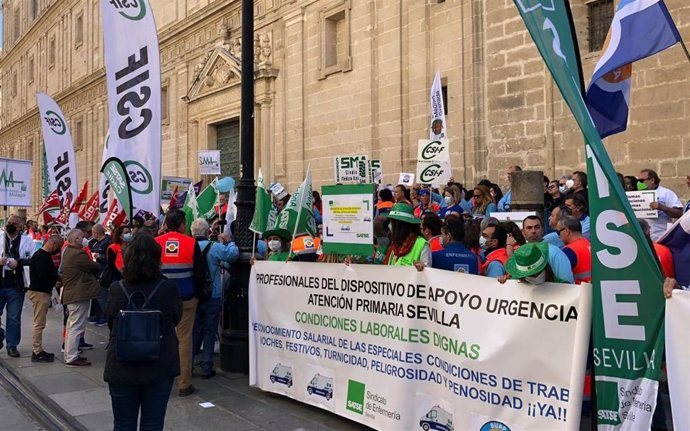 Protesta en Sevilla convocada por la Plataforma de Profesionales de las Urgencias y Emergencias Extrahospitalarias del Servicio Andaluz de Salud (SAS)