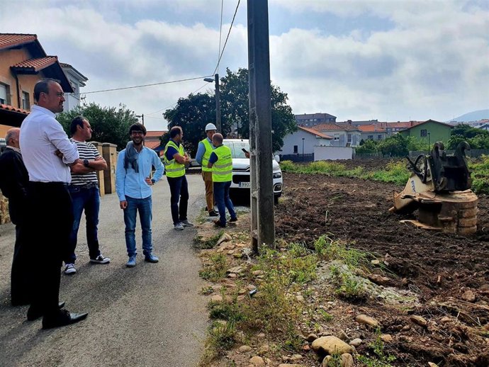 El alcalde, Javier López Estrada, el concejal de Barrios, Borja Sainz, y representantes de la asociación de vecinos de Campuzano visitan el inicio de las obras de urbanización