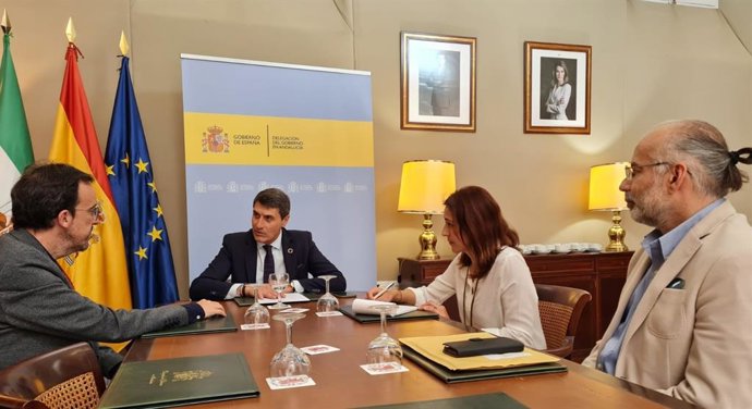 Fernández destaca la "labor social" del Colegio Profesional de Periodistas de Andalucía y recibe a su decano