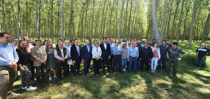 Suárez-Quiñones y Cristina Danés (C) con los participantes en la jornada sobre el chopo.
