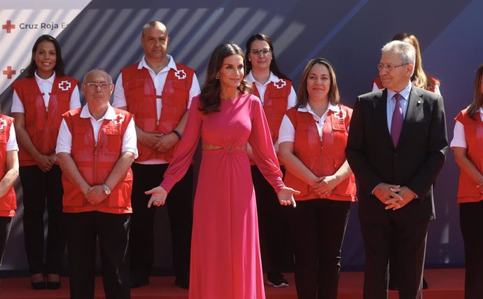 La Reina Letizia (c), y el presidente de Cruz Roja Española, Javier Senent (d), presiden el acto conmemorativo del día mundial de la Cruz Roja y de la Media Luna Roja, en el Oceanográfic, a 10 de mayo de 2022, en Valencia, Comunidad Valenciana (España).