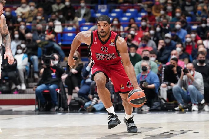 Archivo - Kyle Hines, jugador del AX Armani Exchange Milano durante un partido de Euroliga