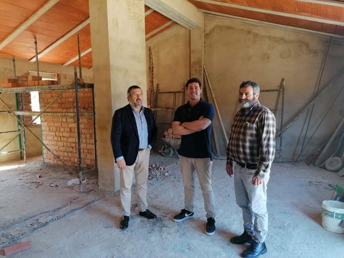 El delegado en su visita a las obras del PFEA en La Zarza-Perrunal.