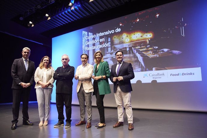 El auditorio de CaixaForum Sevilla ha acogido la inauguración del 'Curso Intensivo en Gestion Hostelera' que hasta el próximo jueves impartirá el equipo de elBullifoundation.
