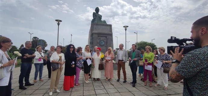 Una ofrenda floral homenajea a Benito Pérez Galdós en Las Palmas de Gran Canaria por el 179 aniversario de su nacimiento