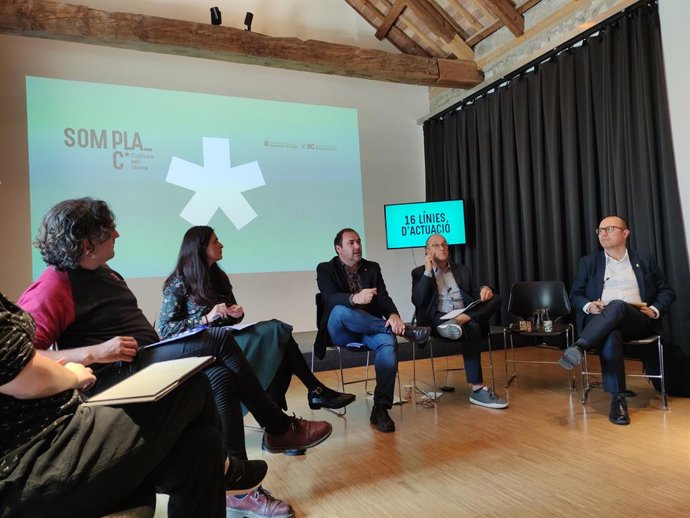 Al centre, el director de l'Institut Catal de les Empreses Culturals, Miquel Curanta, durant la presentació del pla