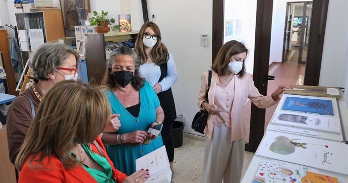 La delegada de Bienestar Social e Igualdad, Cayetana Rodríguez, y delegada  de Cultura, Ángela de la Rosa, junto a la presidenta de la AECC en Castilleja de la Cuesta, Rosario Gómez.