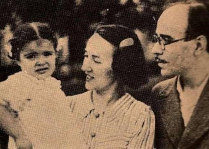 Imagen del dibujante Carlos Gómez Carrera, 'Bluff', con su mujer y su hija.