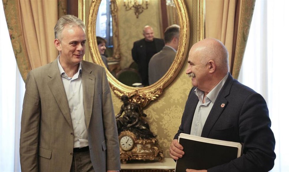 Los vicepresidentes y consejeros de Vivienda de Navarra y de la Comunidad Valenciana José M Aierdi (d) y Héctor Illueca, respectivamente, en un encuentro en Pamplona.