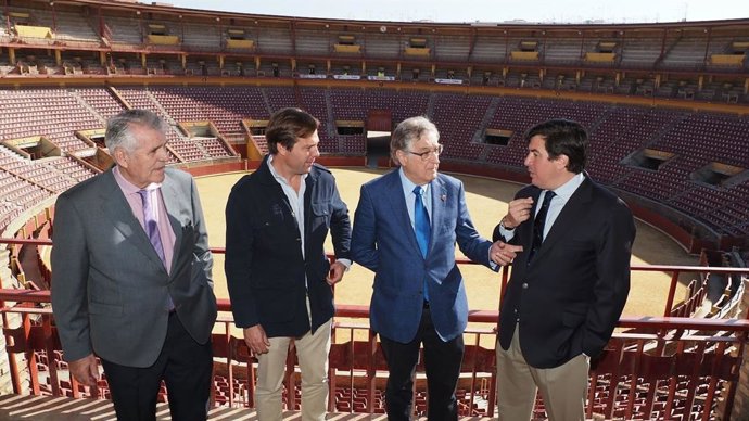 El delegado del Gobierno andaluz en Córdoba, Antonio Repullo (segundo por la dcha.), junto a los presidentes de la Plaza de Toros.
