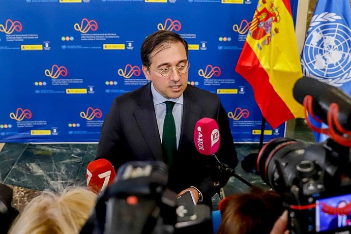 El ministro de Asuntos Exteriores, Unión Europea y Cooperación, José Manuel Albares, atiende a la prensa en la primera jornada de la Conferencia de Alto Nivel sobre Derechos Humanos, Sociedad Civil y Lucha contra el Terrorismo 