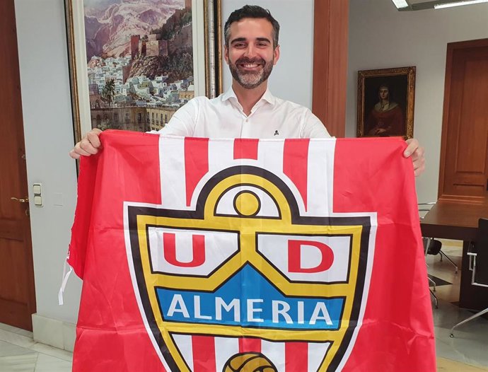 El alcalde de Almería con la bandera de la UD Almería.