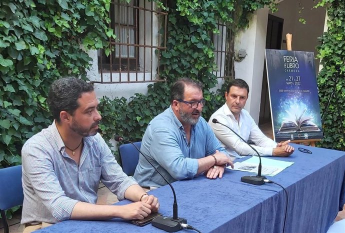 El alcalde de Carmona, Juan Ávila, presenta el programa de la nueva edición de la Feria del Libro.
