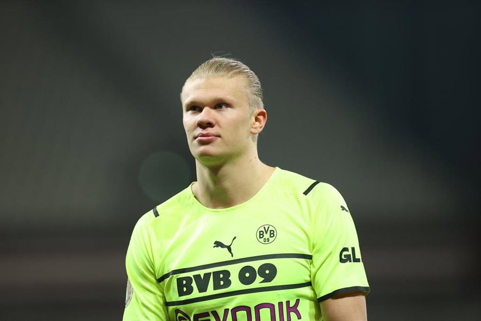 Archivo - El jugador del Borussia Dortmund Erling Haaland durante un calentamiento con el equipo alemán.