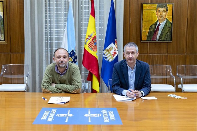 Pablo Pérez Pérez (Deputado Provincial De Cooperación) Acompañado De Alberto Ruano Raviña (Catedrático De Mediciña Prevencita Da Usc - Compostela), Presentan O Mapa Provincial De Radón.