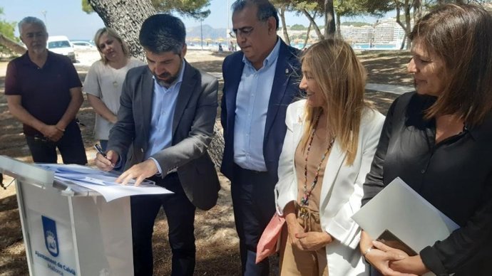 Momento de la firma del convenio de colaboración interinstitucional entre el Ayuntamiento de Calvi y el Consell de Mallorca.