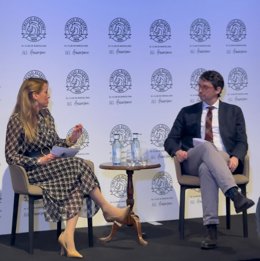 La delegada del Gobierno en Catalunya, Maria Eugnia Gay, en un coloquio en el Círculo Ecuestre con el periodista Iñaki Ellakuría