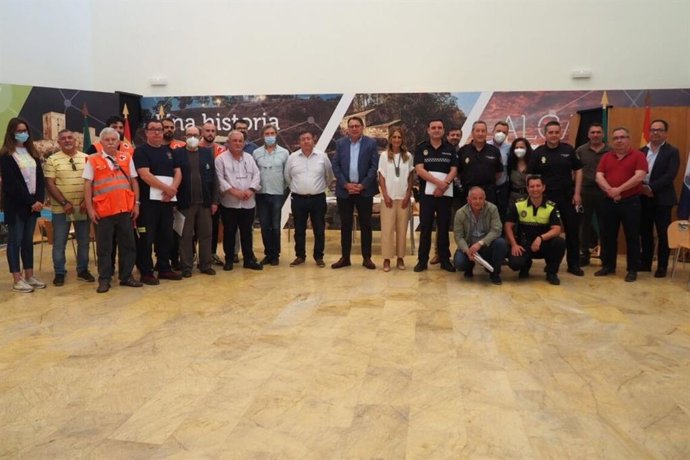 El Delegado de Fiestas Mayores del Ayuntamiento de Alcalá de Guadaíra, Enrique Pavón, ell responsable de Servicios Urbanos, José Antonio Montero, y la delegada de Gobernación, María José Morilla, se han reunido con los implicados en el Plan Albero.
