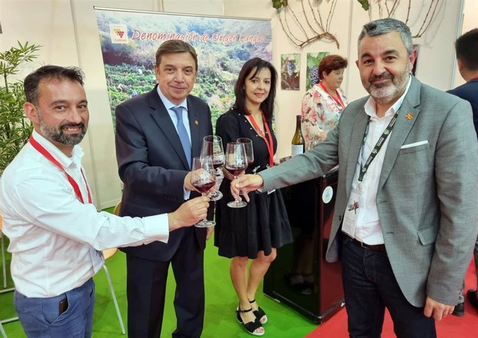 El consejero asturiano Alejandro Calvo y el ministro Luis Planas en la Feria Nacional del Vino Fenavin 2022