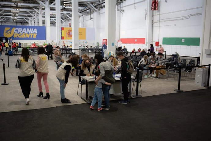 Archivo - Varias personas refugiadas ucranianas en una sala de espera del centro de refugiados ucranianos, en la Fira de Barcelona. 