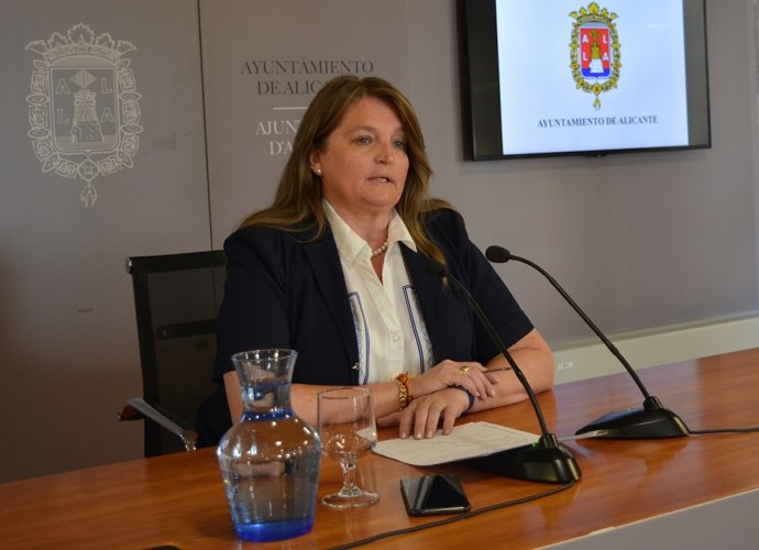 Archivo - Alicante.- Acción Social contará este 2022 con un presupuesto de 8,9 millones y cerca de 300 funcionarios 