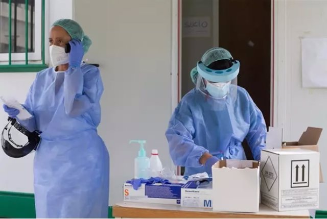 Archivo - Dos sanitarias preparan PCR 
