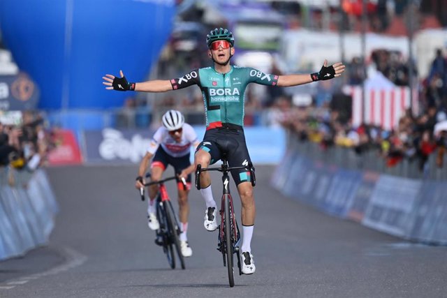 El ciclista alemán Lennard Kämna (BORA-hansgrohe) supera al español Juan Pedro López (Trek-Segafredo) en la lucha por la cuarta etapa del Giro de Italia 2022
