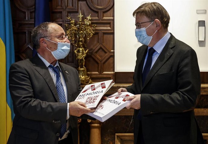 Archivo - El director Agencia Valencia Antifraude, Joan Llinares (i) y el president de la Generalitat, Ximo Puig, en una imagen de archivo