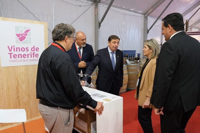 Archivo - El ministro de Agricultura visita el stand de vinos de Tenerife en la feria Fenavin