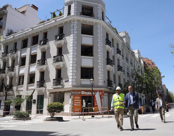 El delegado de Desarrollo Urbano, Mariano Fuentes (d), a su llegada a la calle del barrio de Salamanca donde se originó la explosión, en la calle General Pardiñas, a 9 de mayo de 2022, en Madrid (España). 
