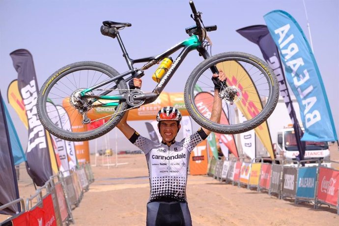 El corredor español Roberto Bou, ganador de la tercera etapa de la Skoda Titan Desert de 2022.