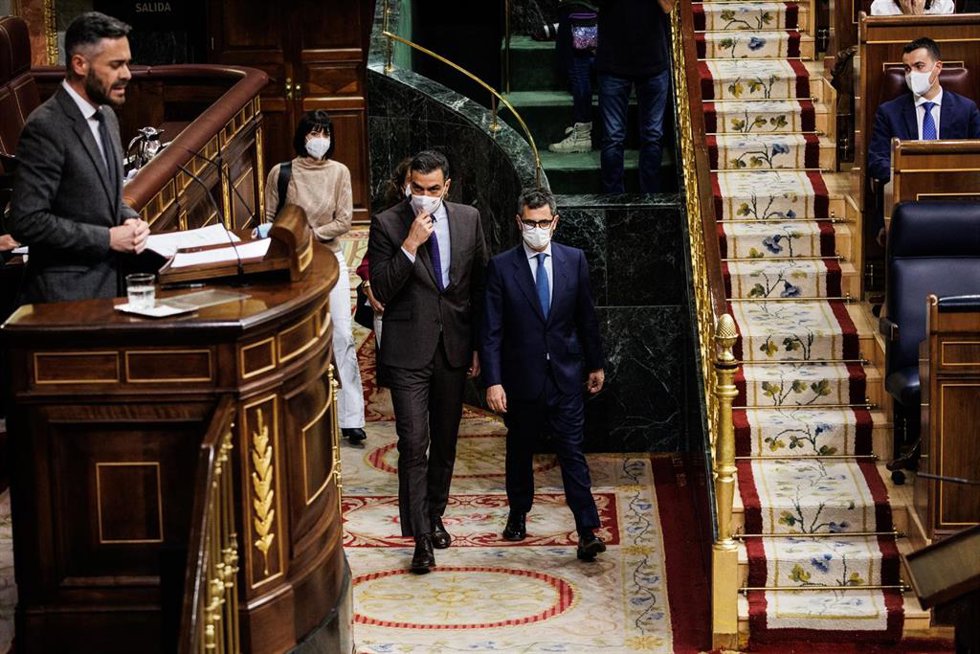 Archivo - El presidente Pedro Sánchez  y el ministro de la Presidencia, Félix Bolaños , entrando en el Pleno del Congreso mientras interviene el portavoz de la Ejecutiva del PSOE, Felipe Sicilia. 