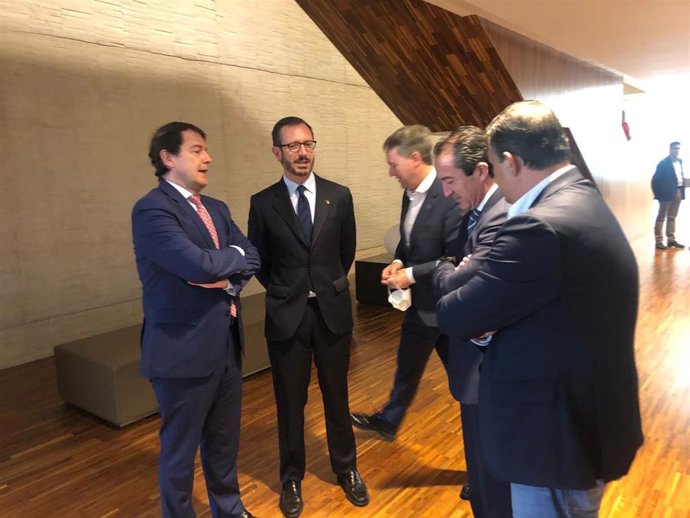 Mañueco conversa con Maroto en el pasillo de las Cortes tras la elección de los senadores autonómicos entre los que repite el vitoriano