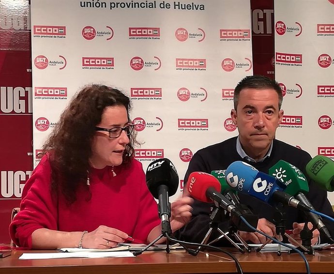 El secretario general del Sindicato Provincial de Servicios de CCOO, Juan Carlos Liébana, junto a la secretaria general de CCOO Huelva, Julia Perea.