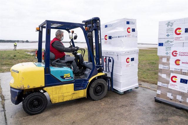 Archivo - Un operario, en grúa, moviliza material sanitario para mandar a Ucrania, en la Base Aérea de Torrejón de Ardoz, a 26 de febrero de 2022
