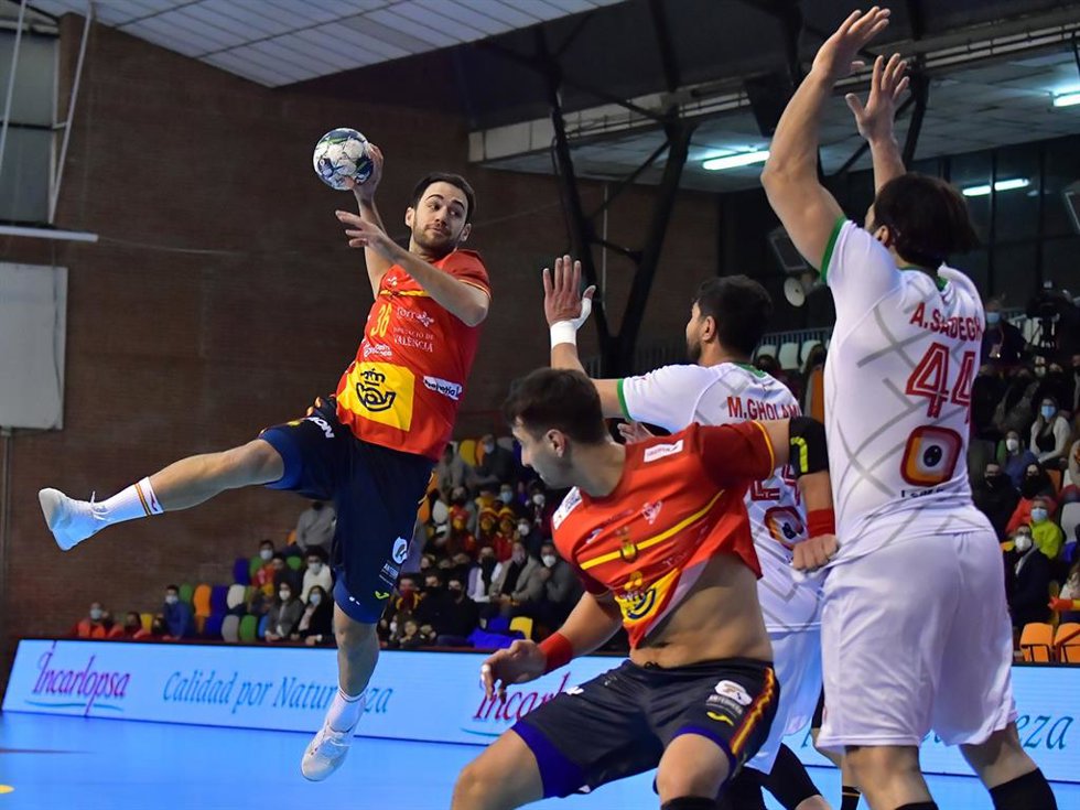 Archivo - Ian Tarrafeta intenta un lanzamiento durante el España-Irán del Torneo Internacional de España 2022