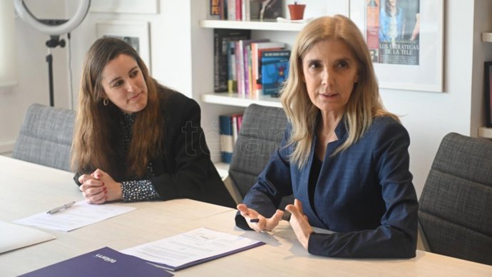 La directora de Desarrollo de Negocio de Europa Press, Candelas Martín de Cabiedes, y la presidenta de la Agencia Telam, Bernarda Lorente durante la firma del acuerdo estratégico de cooperación entre ambas agencias