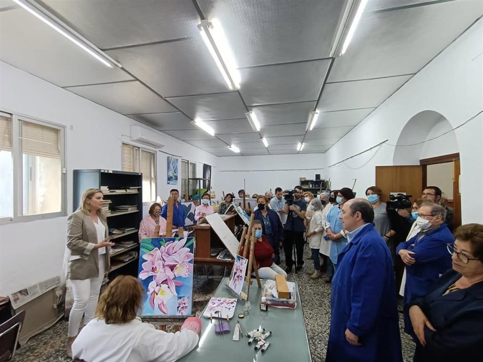 Visita de la alcaldesa a la Escuela de Artesanía