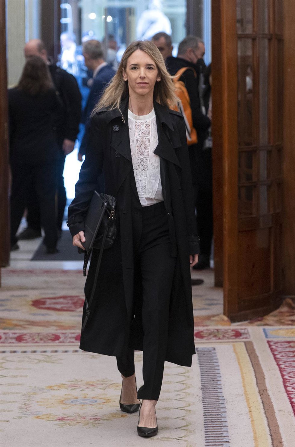 La ex portavoz del Partido Popular Cayetana Álvarez de Toledo a su llegada a una sesión plenaria, en el Congreso de los Diputados, a 27 de abril de 2022, en Madrid (España). 
