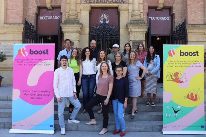 Integrantes del proyecto Boost, junto a la fachada del Rectorado de la Universidad de Córdoba.