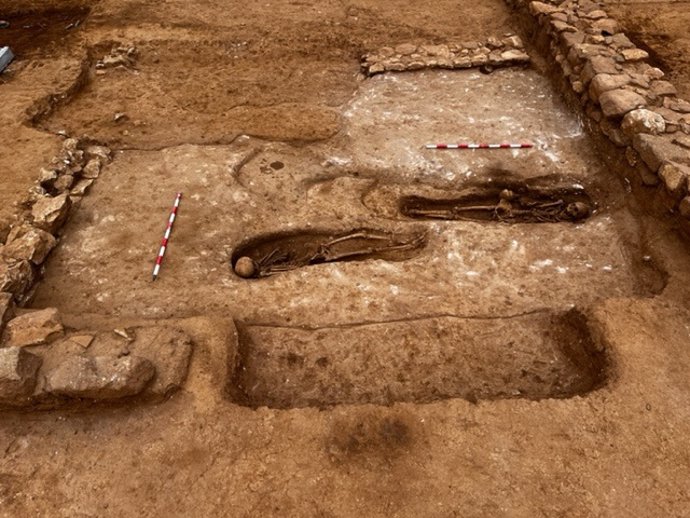 Los esqueletos de época romana hallados en Can Batlló durante las obras de urbanización.