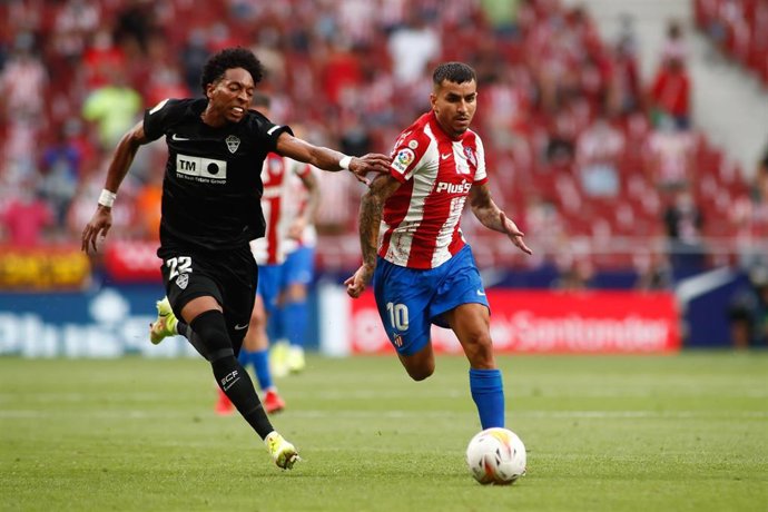 Archivo - El jugador del Elche Johan Mojica y el futbolista del Atlético Ángel Correa pugnan por un balon en el partido disputado en el Wanda Metropolitano de LaLiga Santander 2021-2022. 