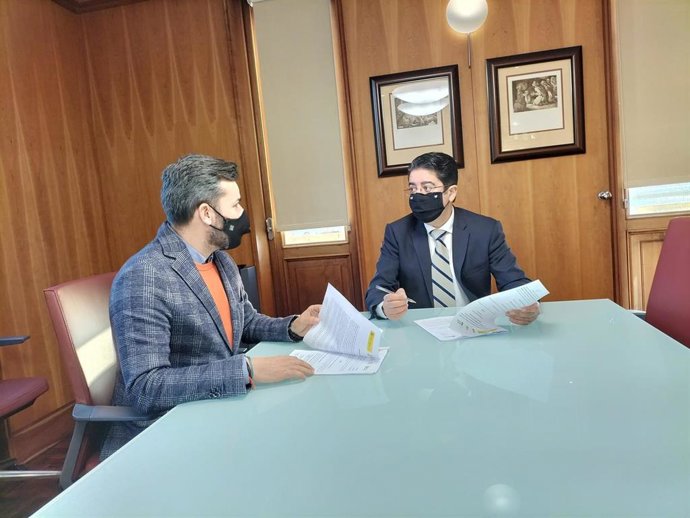 El consejero de Vivienda del Cabildo de Tenerife, Zebenzuí Chinea, y el presidente, Pedro Martín