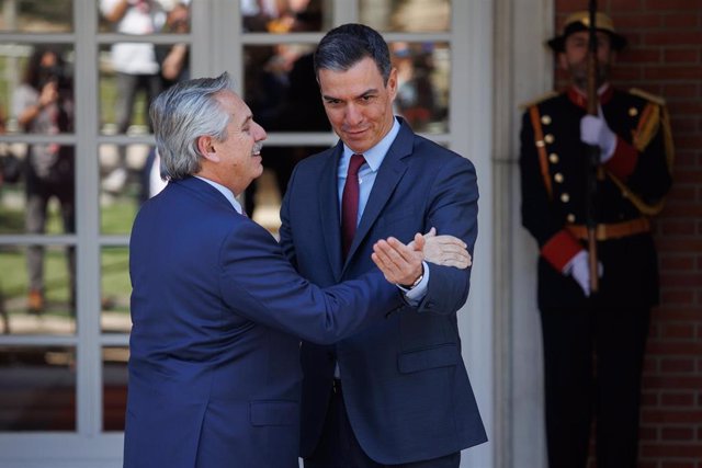 El presidente de Argentina, Alberto Fernández (i), es recibido por el presidente del Gobierno, Pedro Sánchez (d), en el Palacio de la Moncloa, a 10 de mayo de 2022, en Madrid (España)