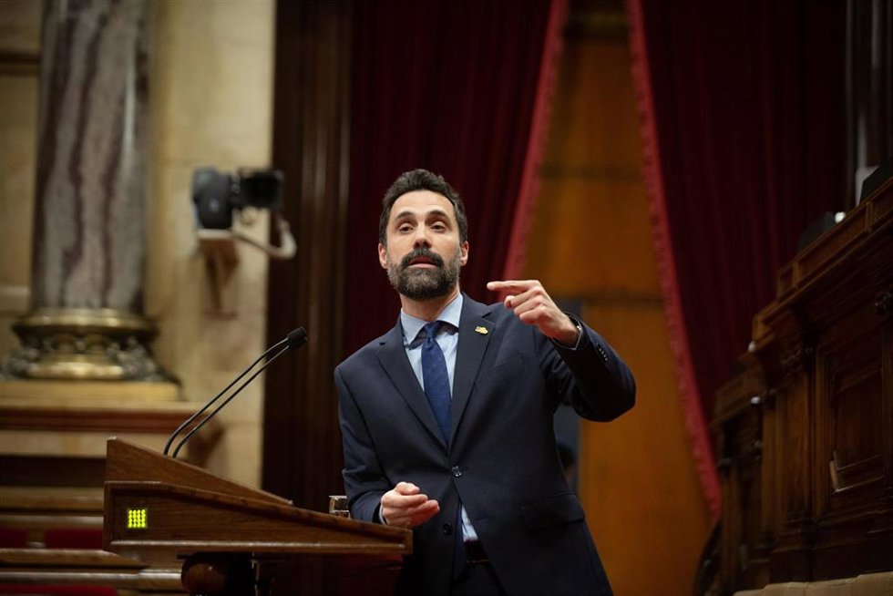El conseller de Empresa y Trabajo de la Generalitat, Roger Torrent, en el pleno del Parlament el 10 de mayo.