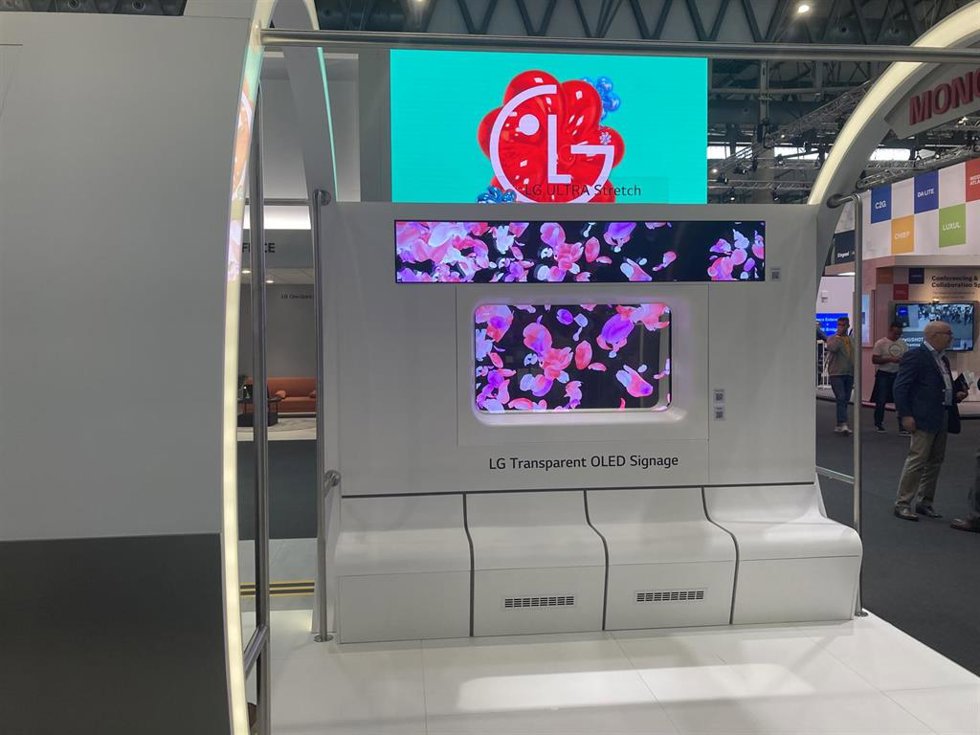 Una pantalla transparente instalada en la ventana de un tren, en el estand de LG en ISE 2022.