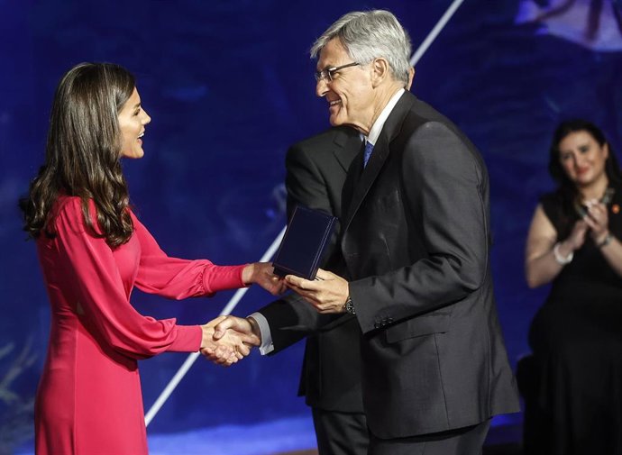 La Reina Letizia (i) le entrega el presidente de SERES, Fernando Ruiz, en el acto conmemorativo del día mundial de la Cruz Roja y de la Media Luna Roja, en el Oceanográfic, a 10 de mayo de 2022, en Valencia, Comunidad Valenciana 